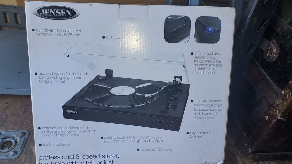 Jensen Turntable with Built-in Speaker