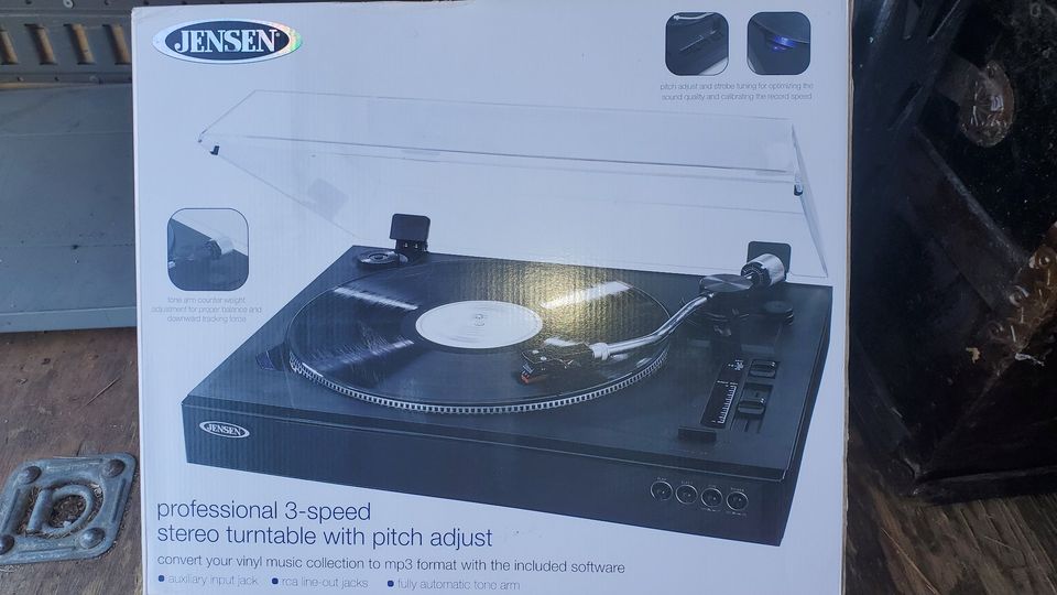 Jensen Turntable with Built-in Speaker